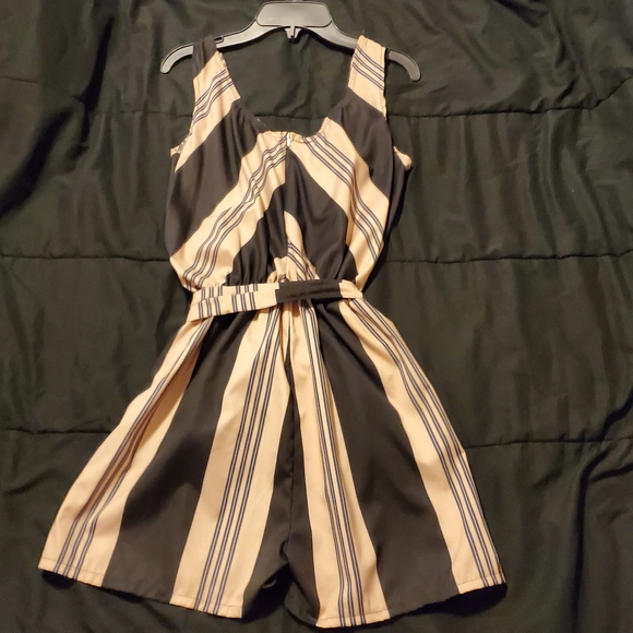 Short Rompers - Picture 6 of 6